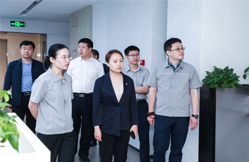 2023年5月15日，河北建材职业技术学院党委书记张明莉一行到z6尊龙北京集团进行校企合作交流。